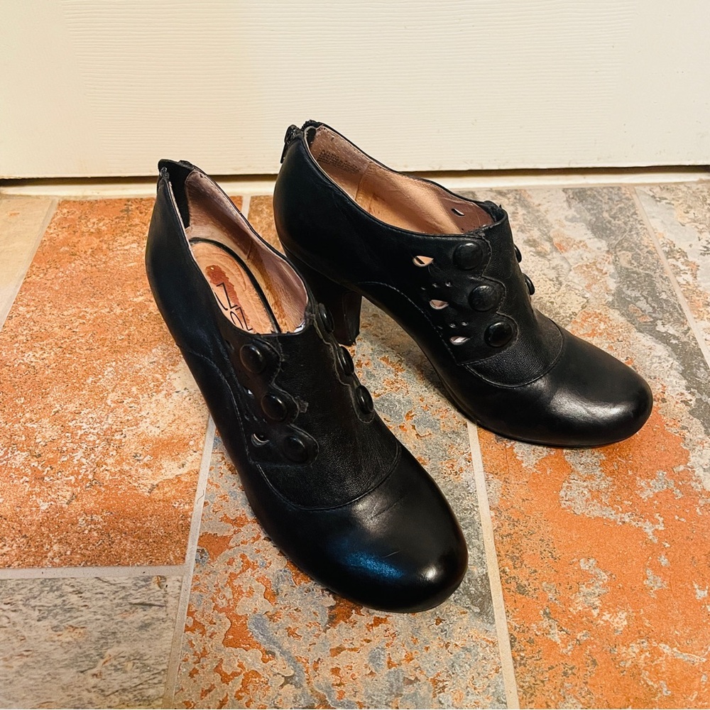 🎁Victorian Style Miz Mooz Leather Ankle Booties with Decorative Buttons! - Picture 2 of 16